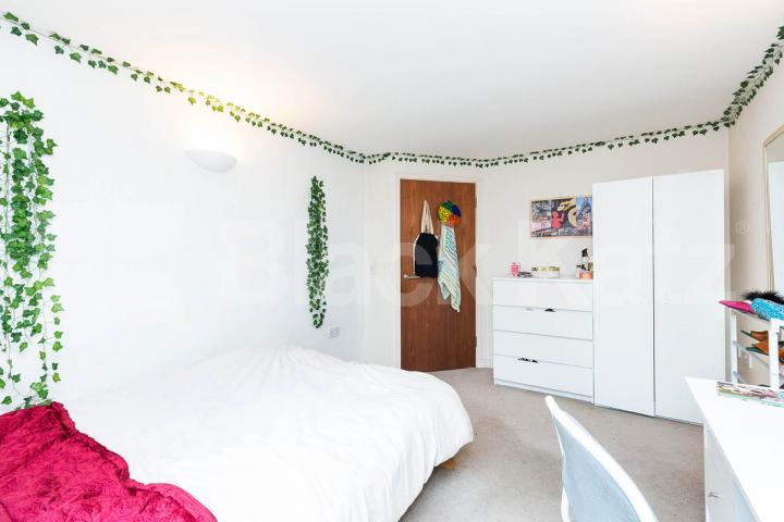 large 3 bedroom house split over 2 floors with 2 bathrooms Aran Mews, Barnsbury Grove